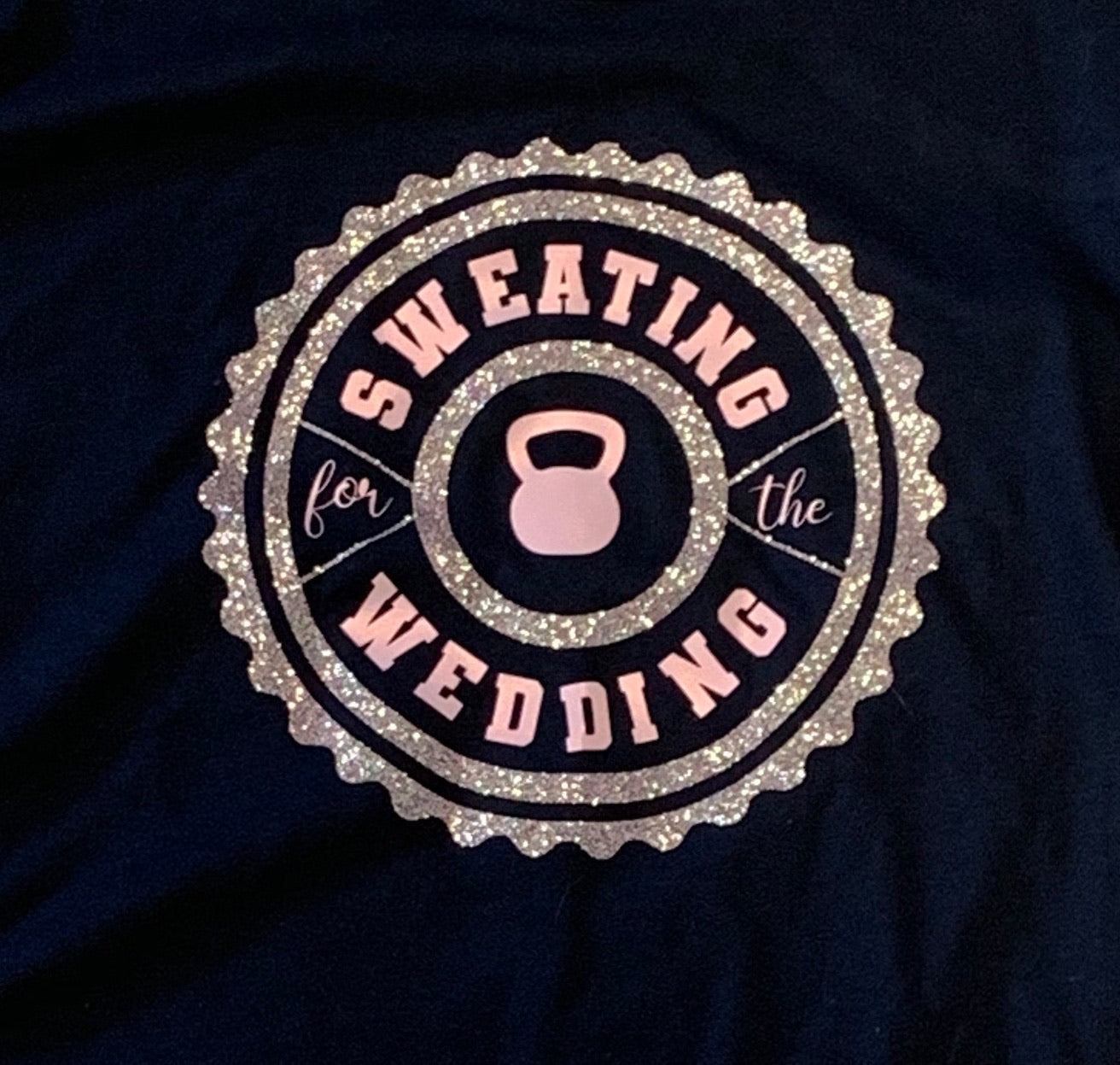 Wheel-type ring with inner ring and then "sweating for the wedding" in the inner part with a kettlebell in the center. In glitter pink and metallic pink vinyl